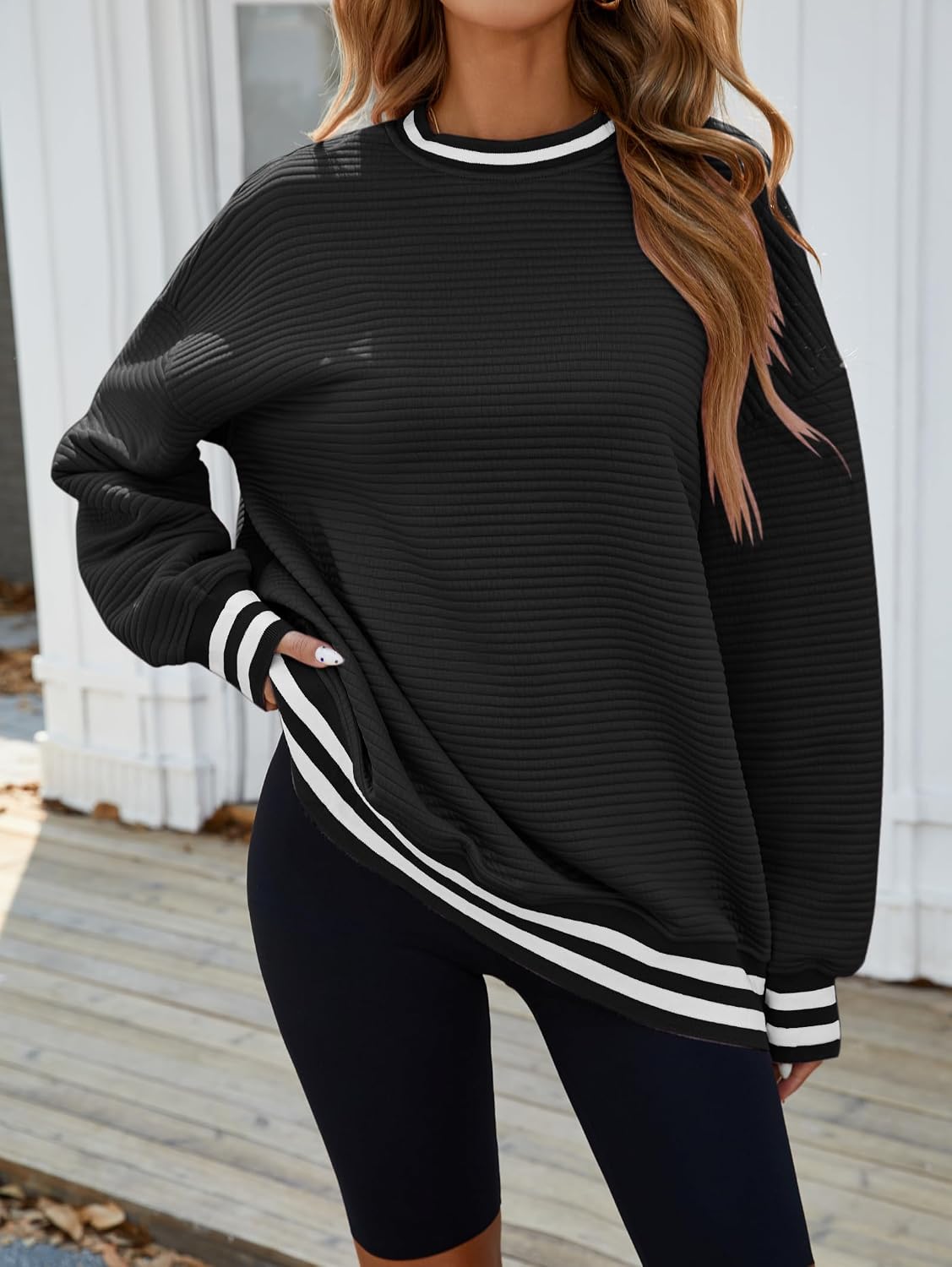 Detalle de Famulily Women's Oversized Striped Cropped Crewneck Sweatshirt – Fall / Winter