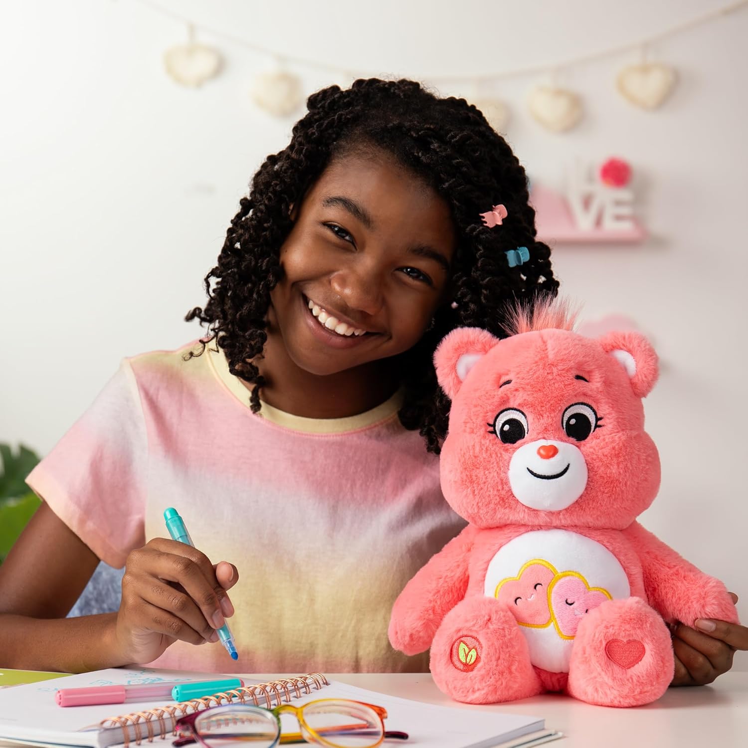 Detalle de Care Bears Basic Medium Plush – Love-a-Lot Bear, 35 cm