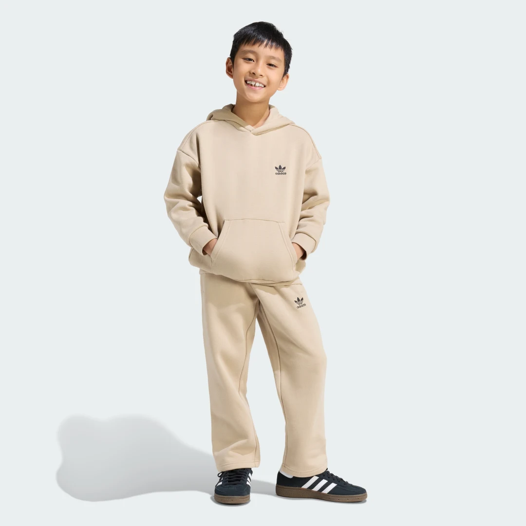 Detalle de Conjunto de sudadera con capucha holgada y pantalón de dobladillo abierto de Adidas — color beige