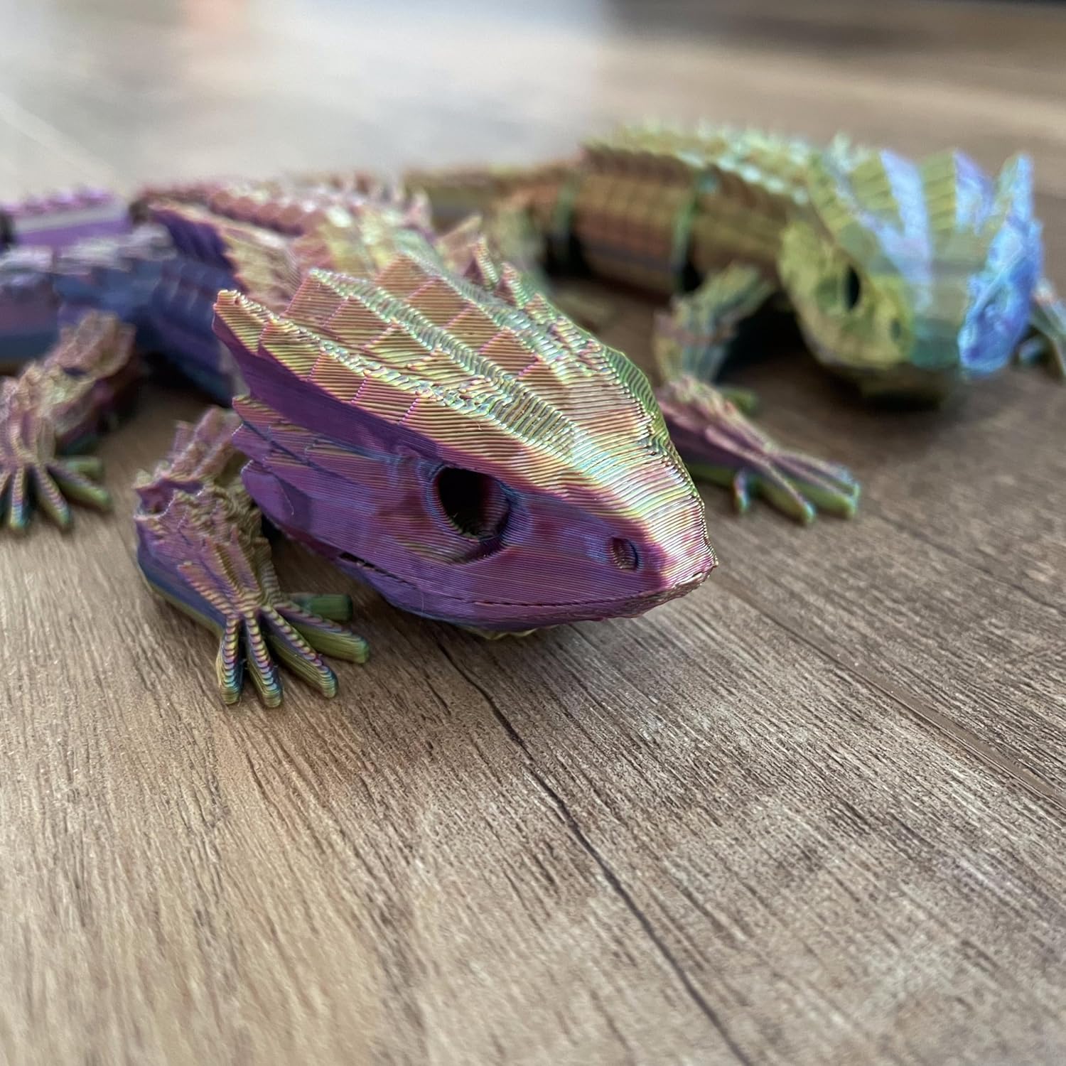 Thumbnail 4 de RJW Design Store Large Reptile Fidget Toy – Articulated Lizard with Colour-Changing Gradient