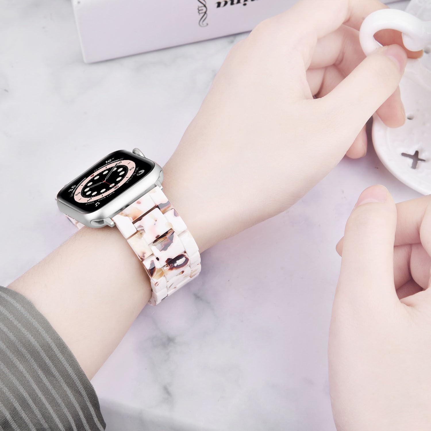 Detalle de V.R.HOPE Modern Resin Straps for Apple Watch (44–49mm) — Lightweight, Skin‑friendly, with concealed clasp