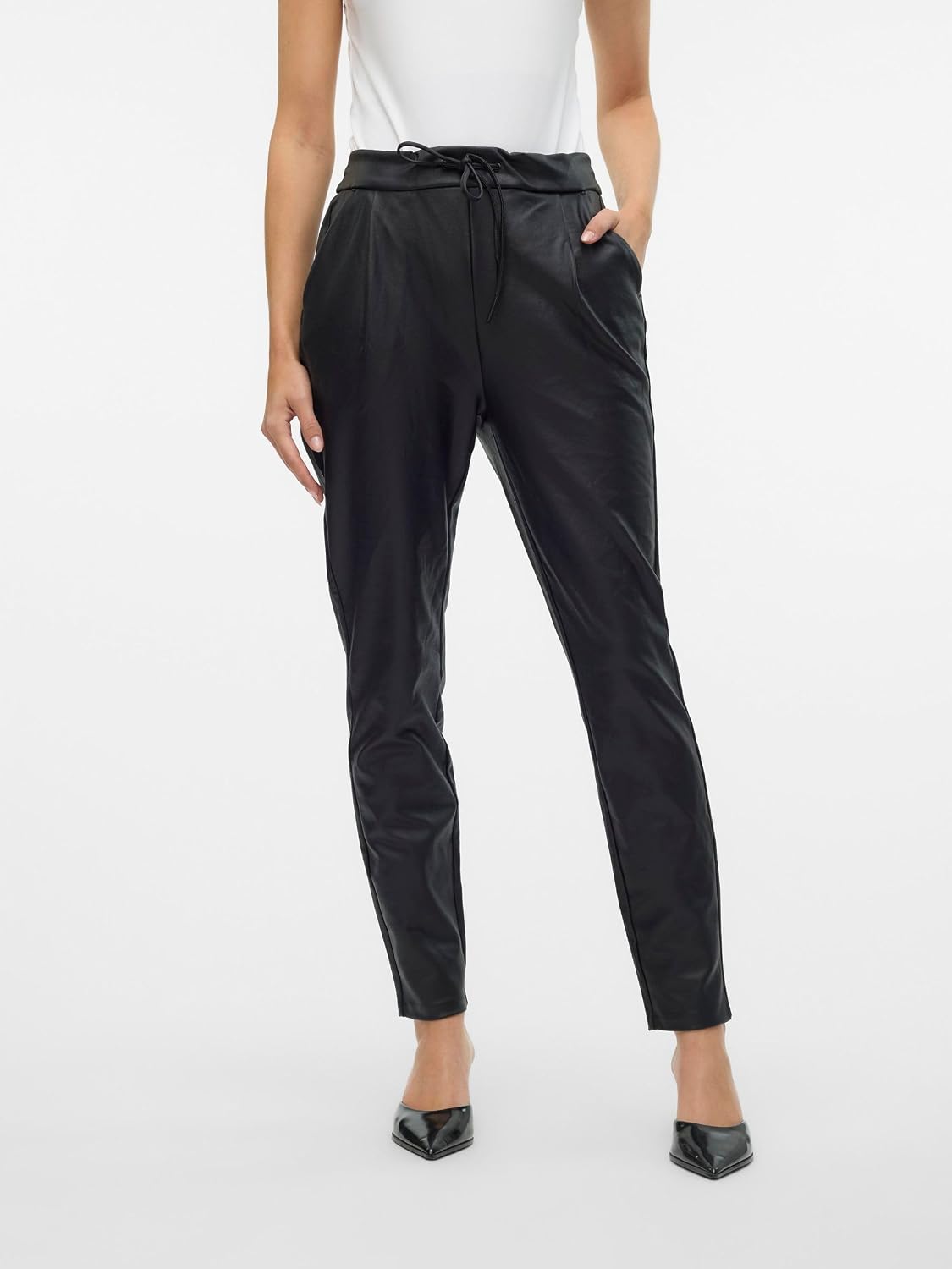 Detalle 2 de VERO MODA VMEVA Damen Kunstlederhose mit mittlerer Taille – locker geschnitten