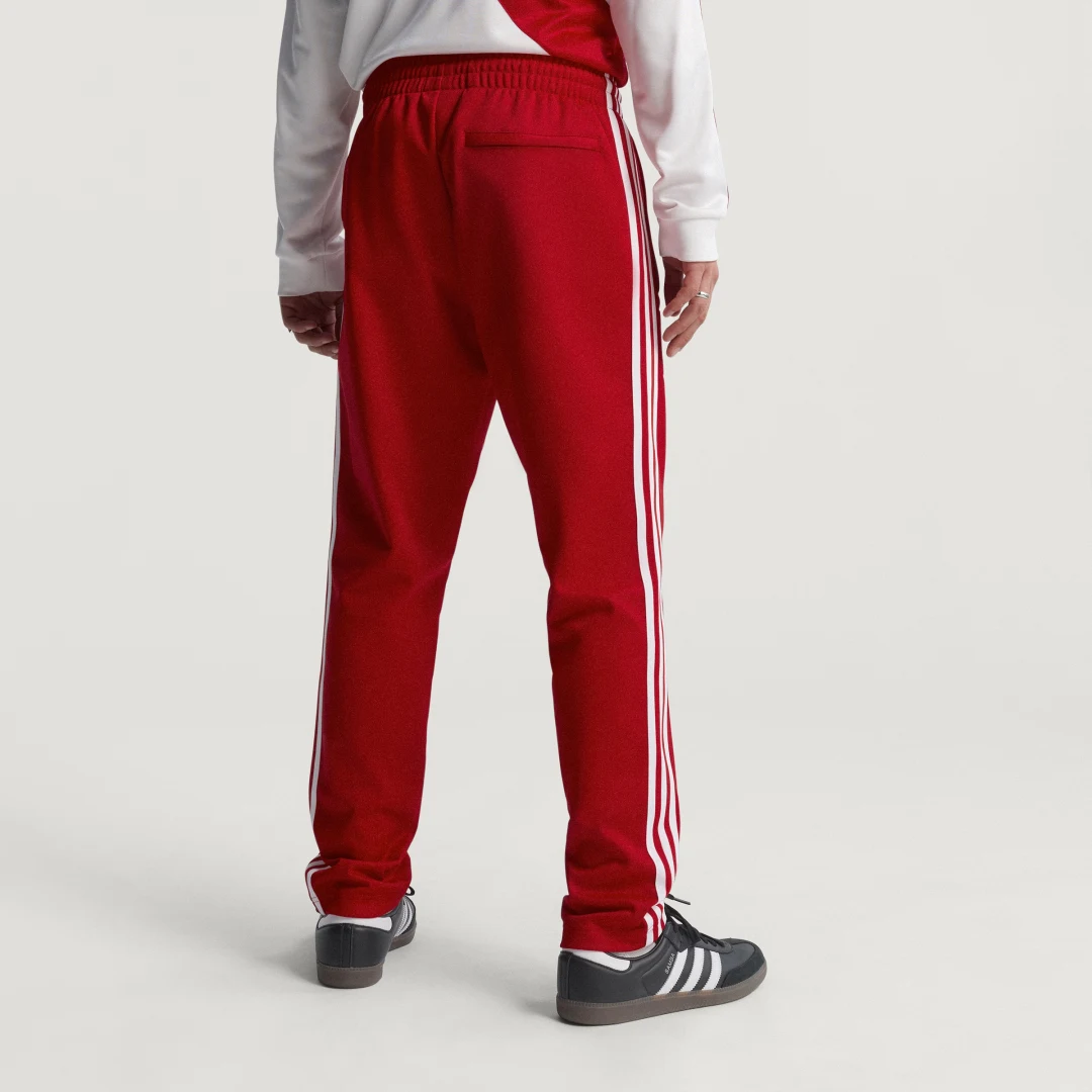 Detalle 2 de Pantalón de chándal Perú de Adidas (Rojo) – comodidad para entrenos y ocio