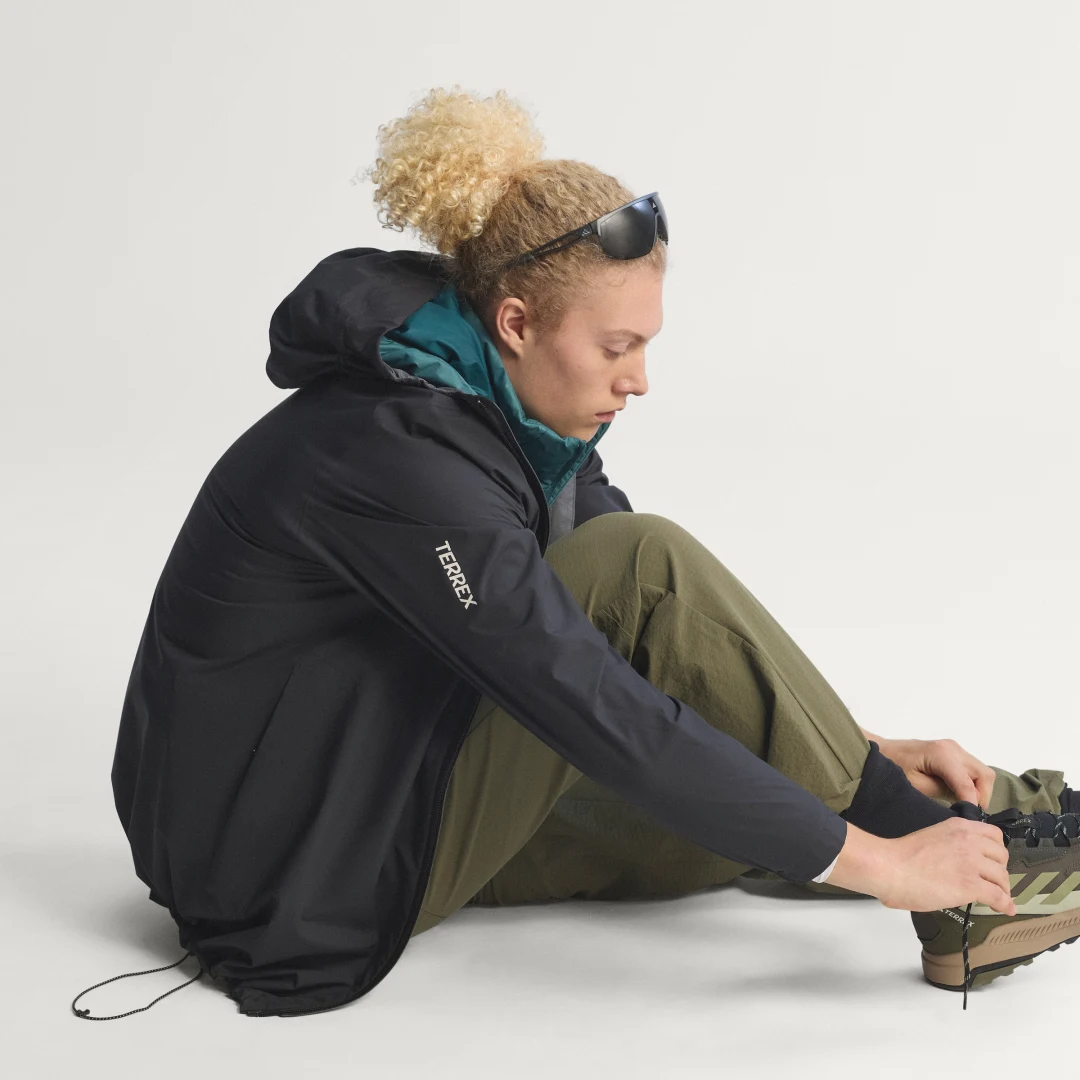 Detalle de Chubasquero Terrex Multi 2.5 Layer CLIMAPROOF en negro — Adidas
