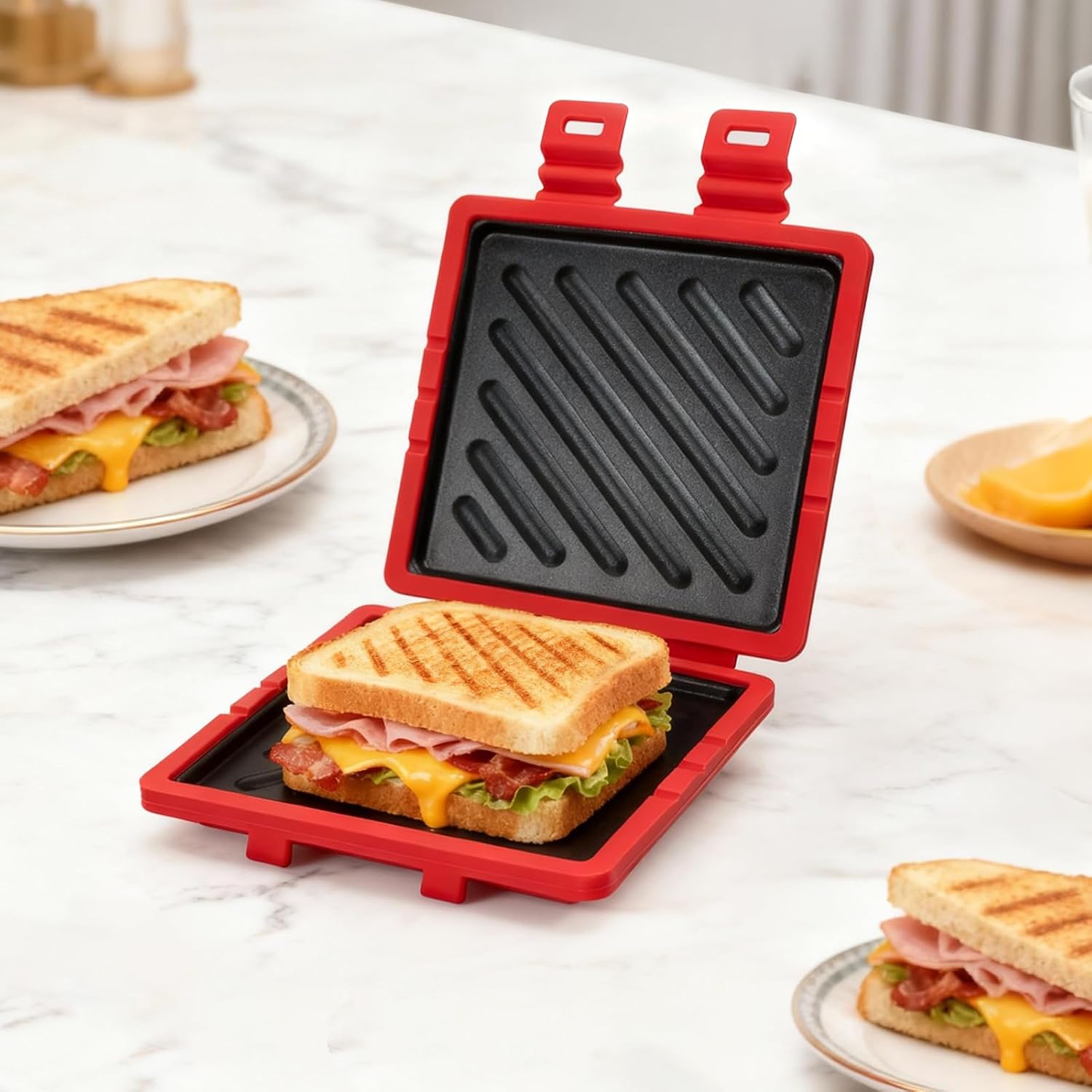 Detalle de Microwave Toastie Sandwich Maker with Removable Non-Stick Plates (Red)