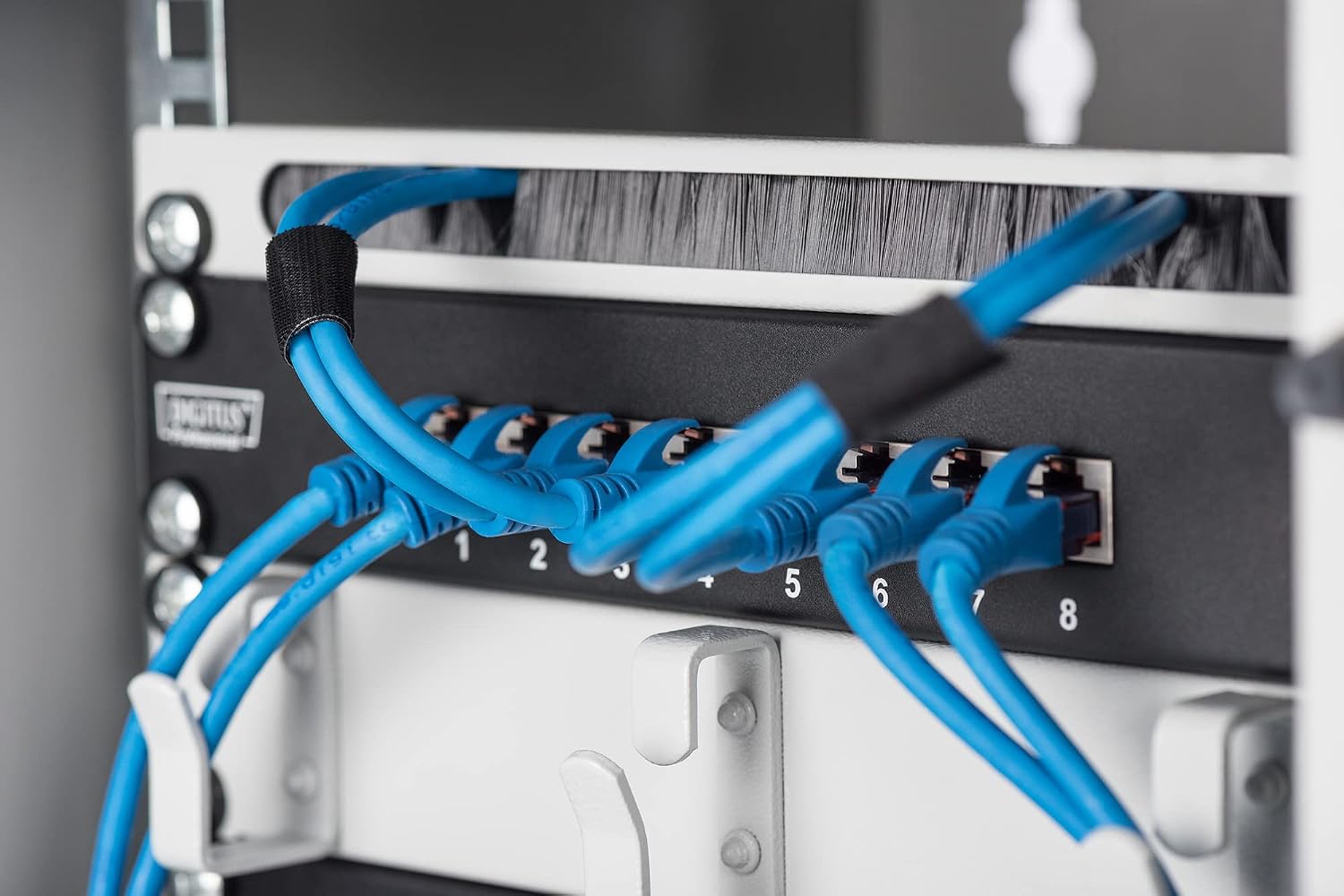 Detalle 1 de DIGITUS SOHO 9U – wisząca szafa sieciowa 10-calowa, drzwi szklane, 30 kg