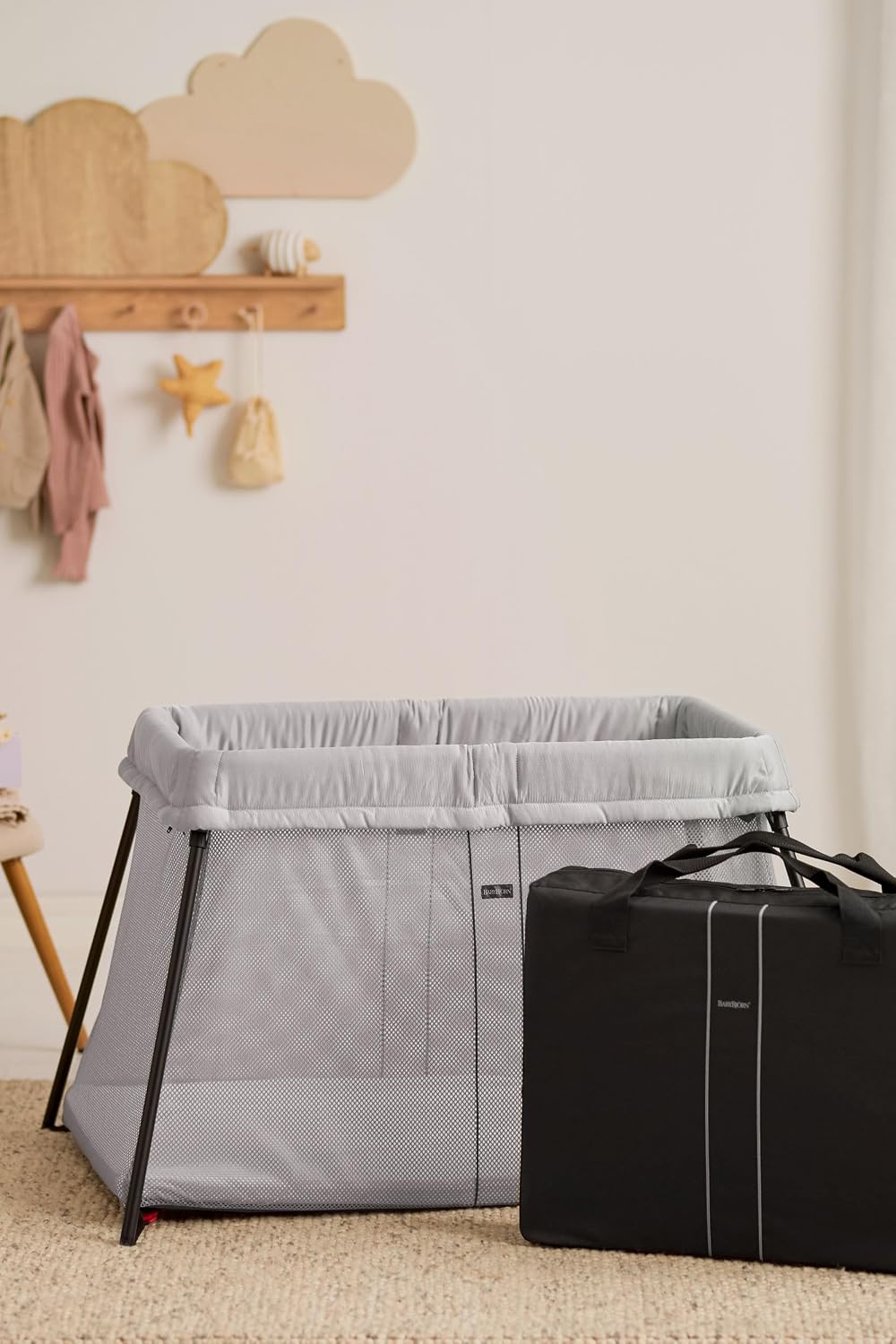 Detalle 2 de BabyBjörn Light 040948 – składane łóżeczko turystyczne, srebrne
