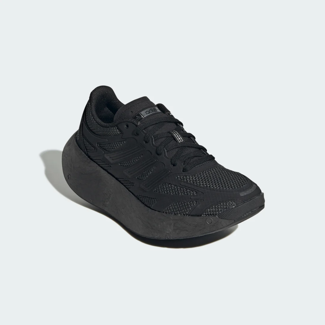 Detalle 2 de Adidas Adizero Aruku infantil — zapatilla en color negro, pensado para pequeños exploradores