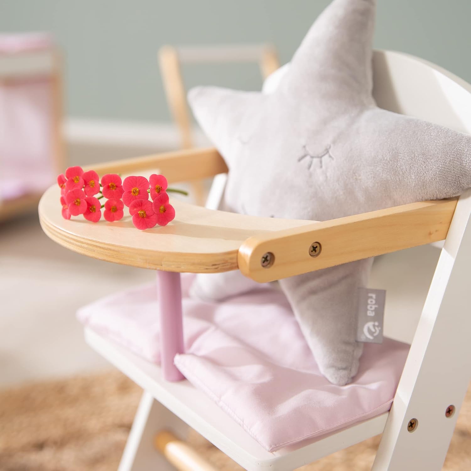 Thumbnail 2 de Chaise Haute Scarlett en bois pour Poupée – Blanc/Naturel, coussin rose et plateau repas, dès 3 ans