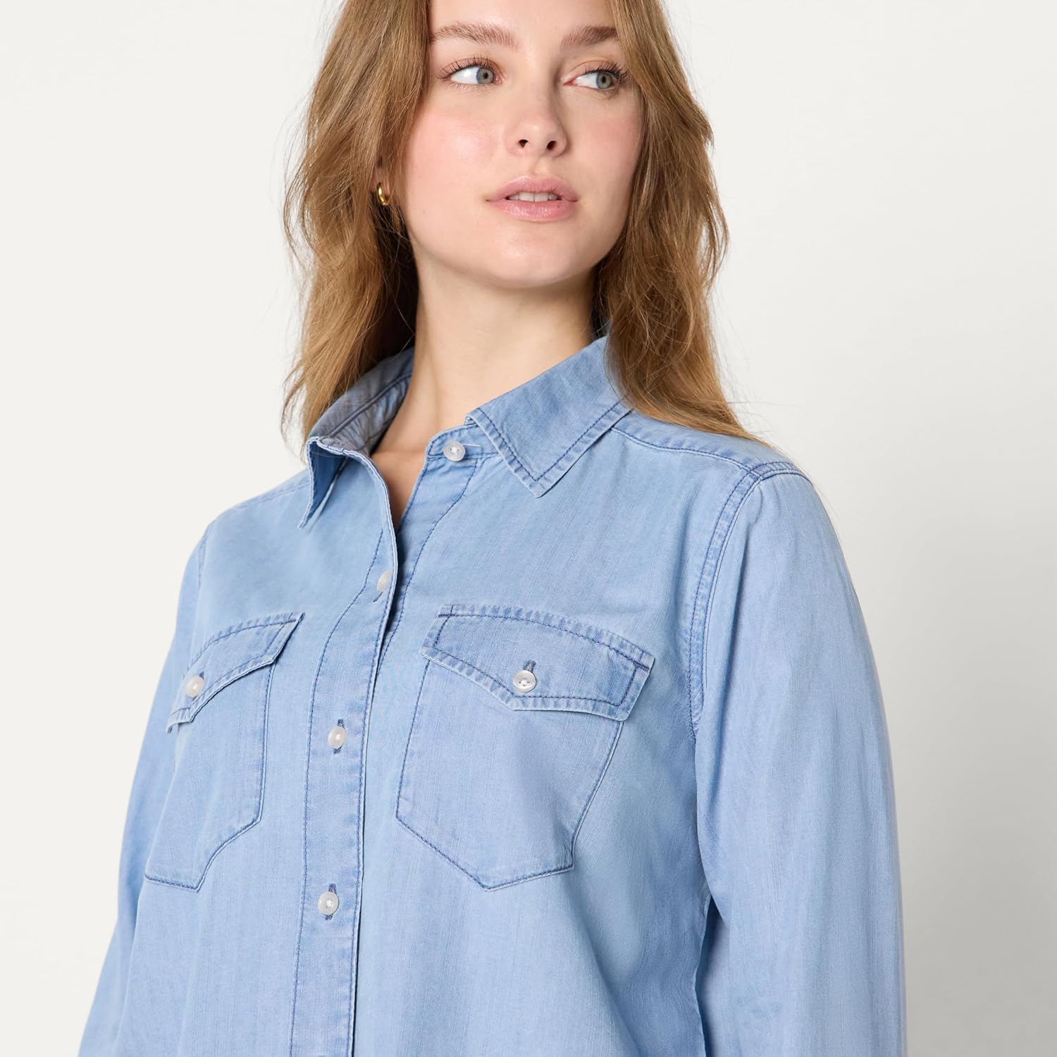 Thumbnail 2 de Amazon Essentials Damen Relaxed-Fit Langarm-Hemd im Denim-Chambray-Look mit Knopfleiste
