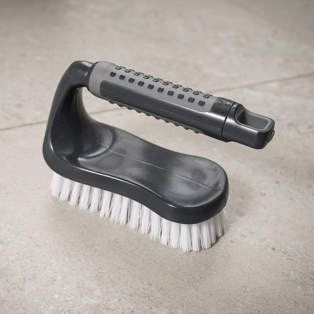 Detalle de Addis ComfiGrip Floor Scrub Brush with Iron Handle (517700) – Steel‑handled cleaning tool for tough grime