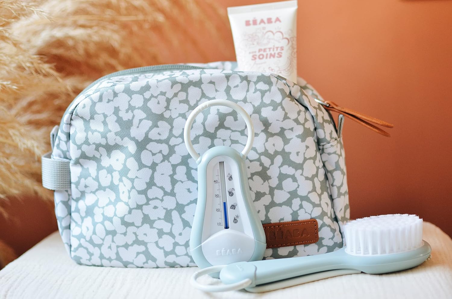 Detalle de Trousse de toilette Bebe BÉABA Sac Genève - Tissu Imperméable, 2 poches intérieures, Cherry blossom Gris
