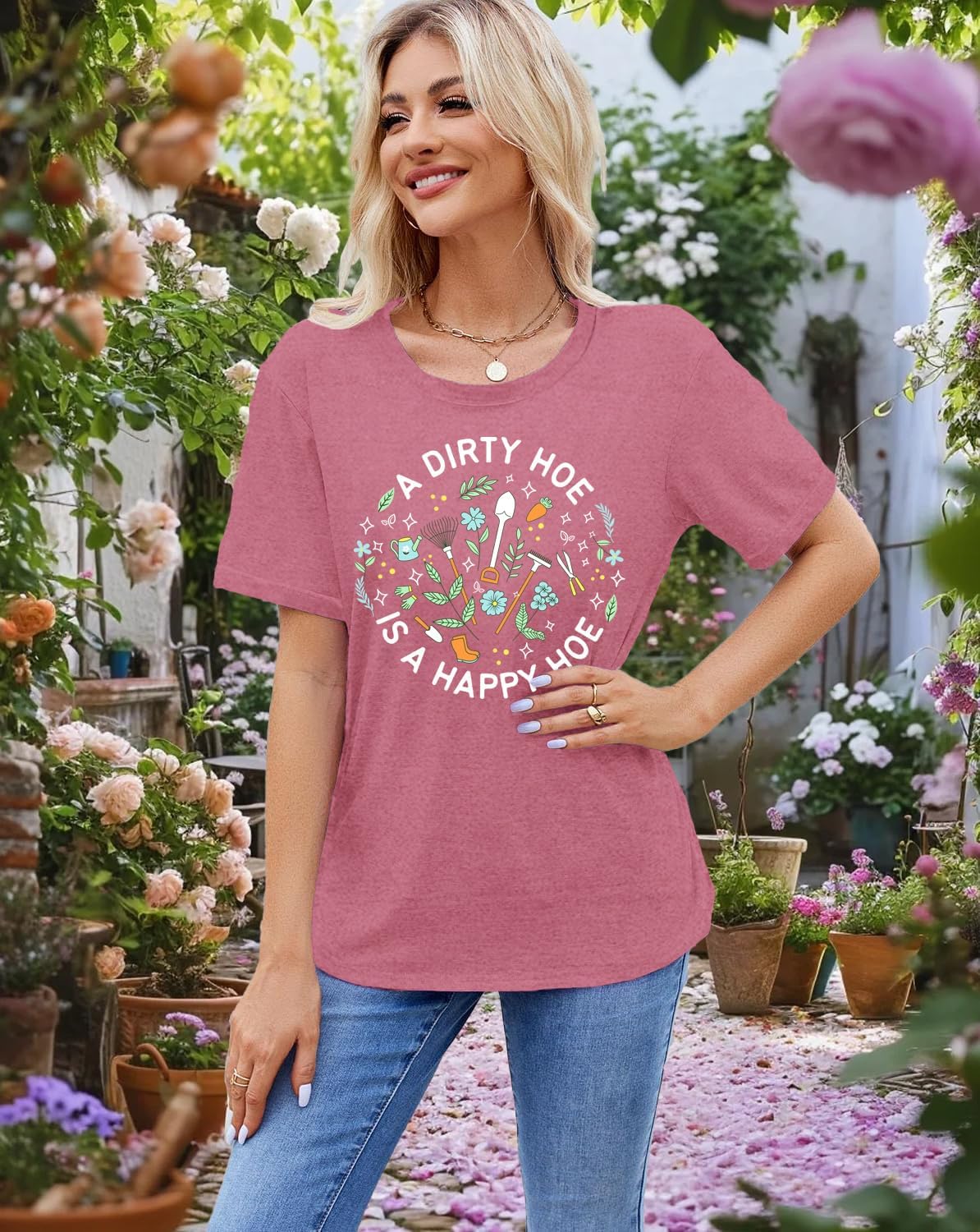 Detalle de Qskall Women’s Garden T-Shirts: Farmer Gardening “A Dirty Hoe is a Happy Hoe” Tee