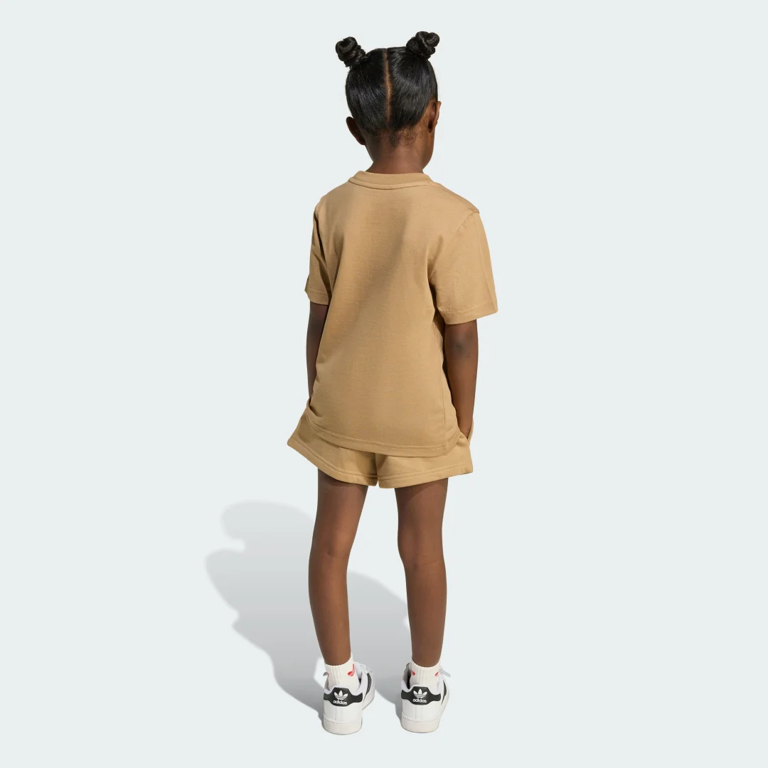 Detalle de Conjunto camiseta y pantalón corto para niños de Adidas — Marrón