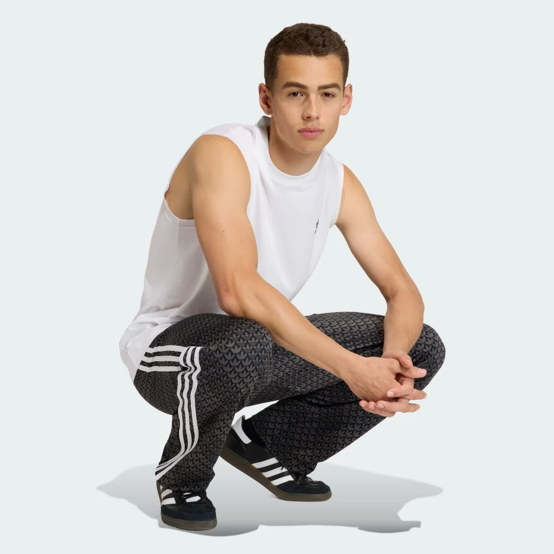 Detalle de Pantalón Holgado Firebird Monogram de Adidas: estilo y comodidad en negro