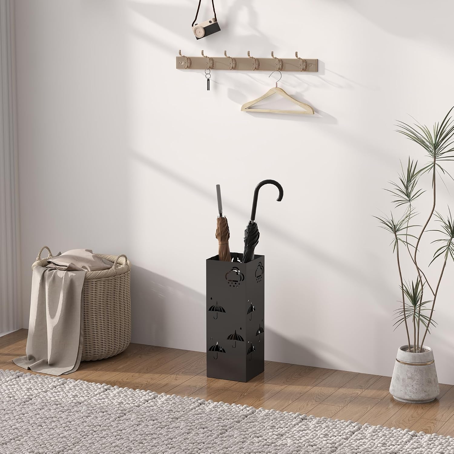 Detalle de HOMCOM 837-550V00BK Metal Umbrella Stand, Black, with Drip Tray and 4 Hooks