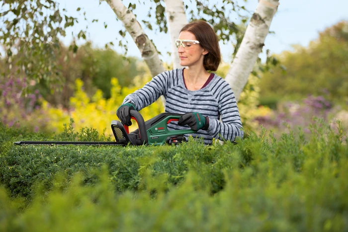 Thumbnail 11 de Bosch Universal HedgeCut 18v-50 (ohne Akku) – kompakte Heckenschere für Hecken bis 20 mm Astdicke