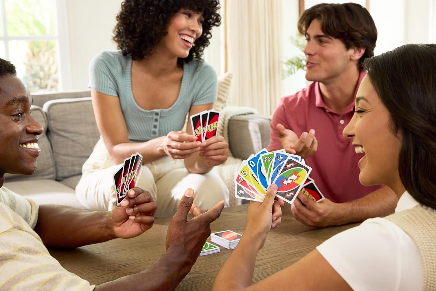 Detalle de Mattel Games UNO Card Game with 2 Add On Packs and Storage Tin