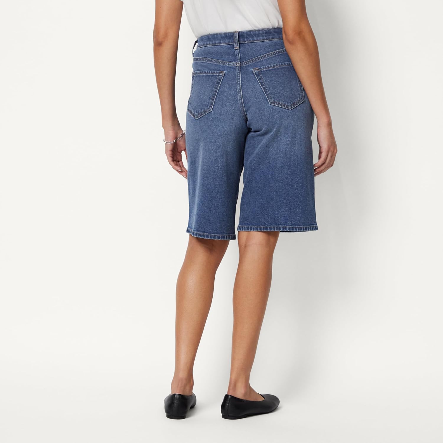 Detalle de Amazon Essentials Women's Relaxed-Fit Mid-Rise Denim Bermuda Shorts