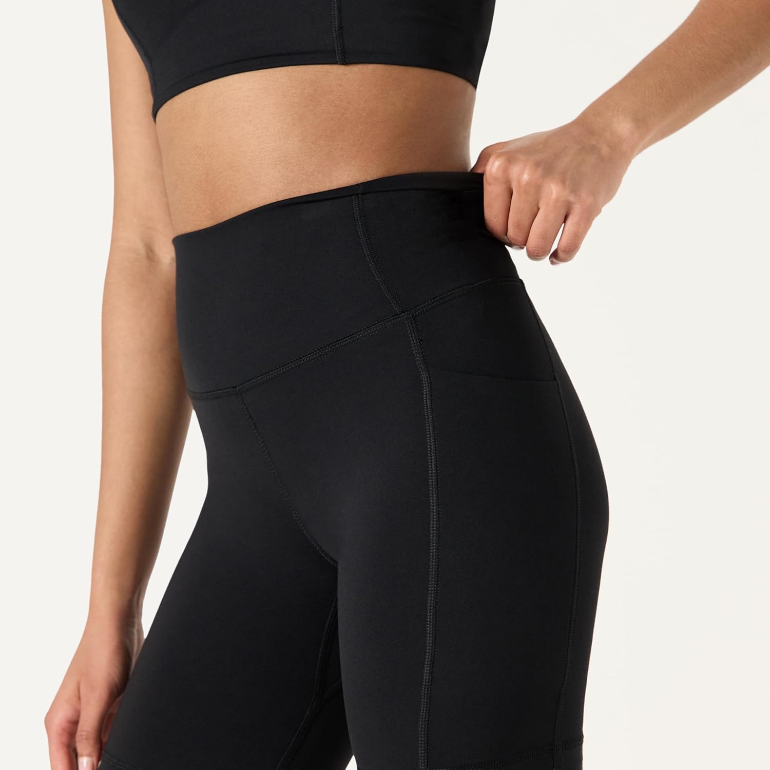 Thumbnail 4 de Amazon Essentials Damen Sportliche FormFlex-Radlerhose mit Taschen und Hoher Taille, 17,8 cm Beininnenlänge (DE Größe S)