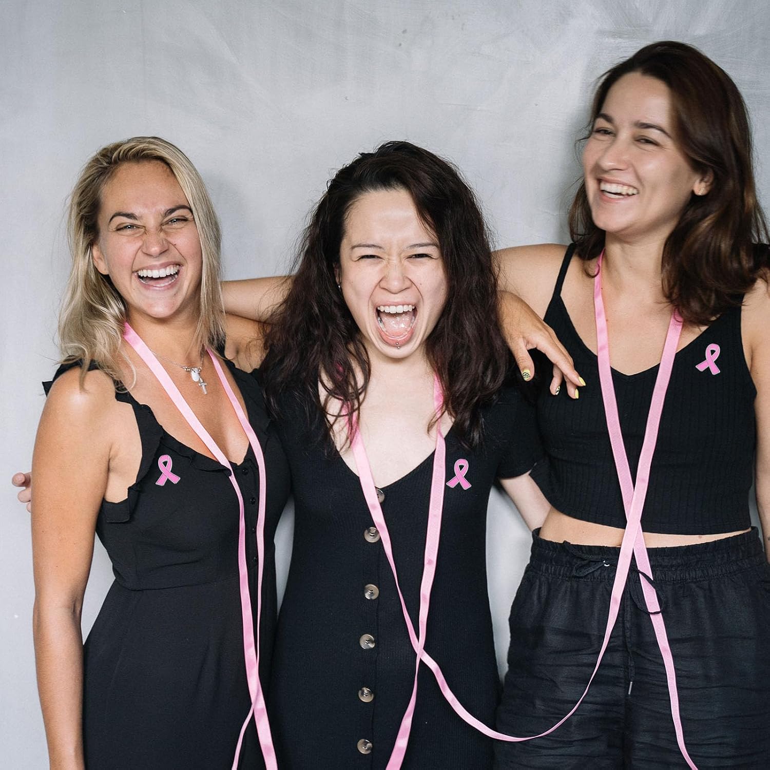 Detalle de ETHOON Breast Cancer Awareness Bracelets and Pins, 100-Piece Set
