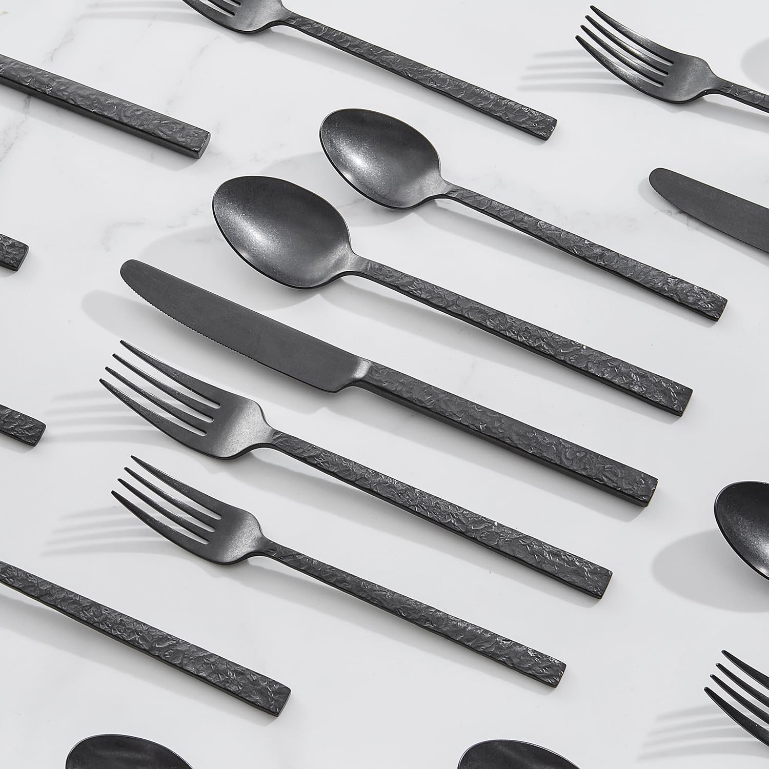 Detalle de KINGSTONE 30-Piece Black Hammered Silverware Set for 6 (18/10 Stainless Steel) — Dishwasher Safe