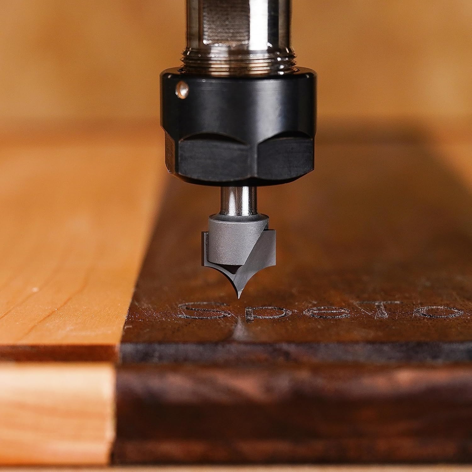 Detalle de SpeTool rundningsfräs med 8 mm skaft, 16 mm skärdiameter och 8 mm radie