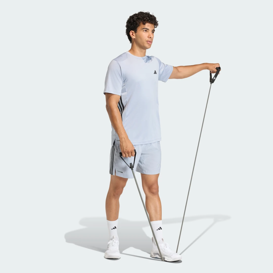 Detalle de Adidas Tech Essentials 3 Stripes, camiseta de entrenamiento gris