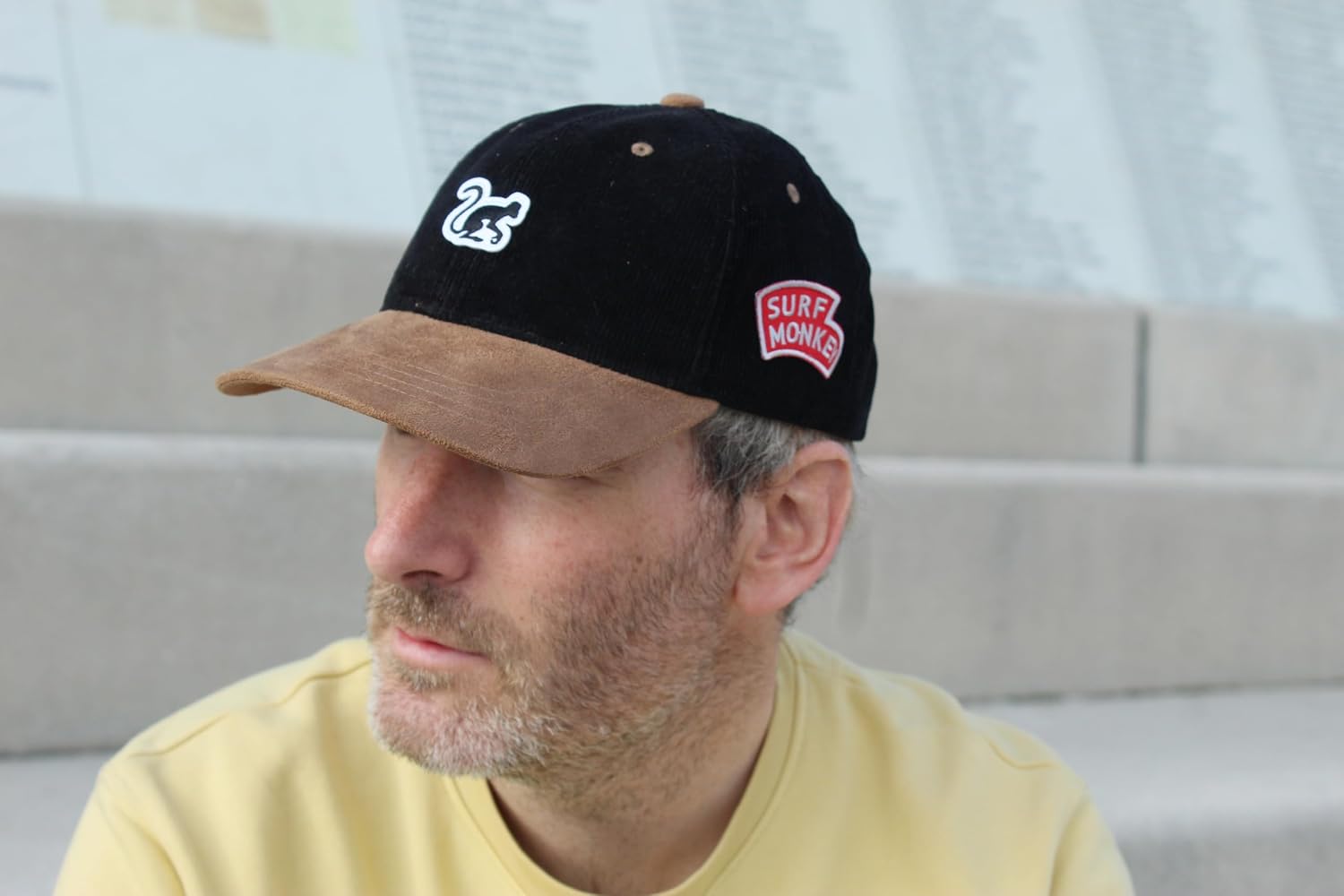 Detalle 2 de Surf Monkey Dressed In Music Play With Me — casquette dad en velours noir sans structure