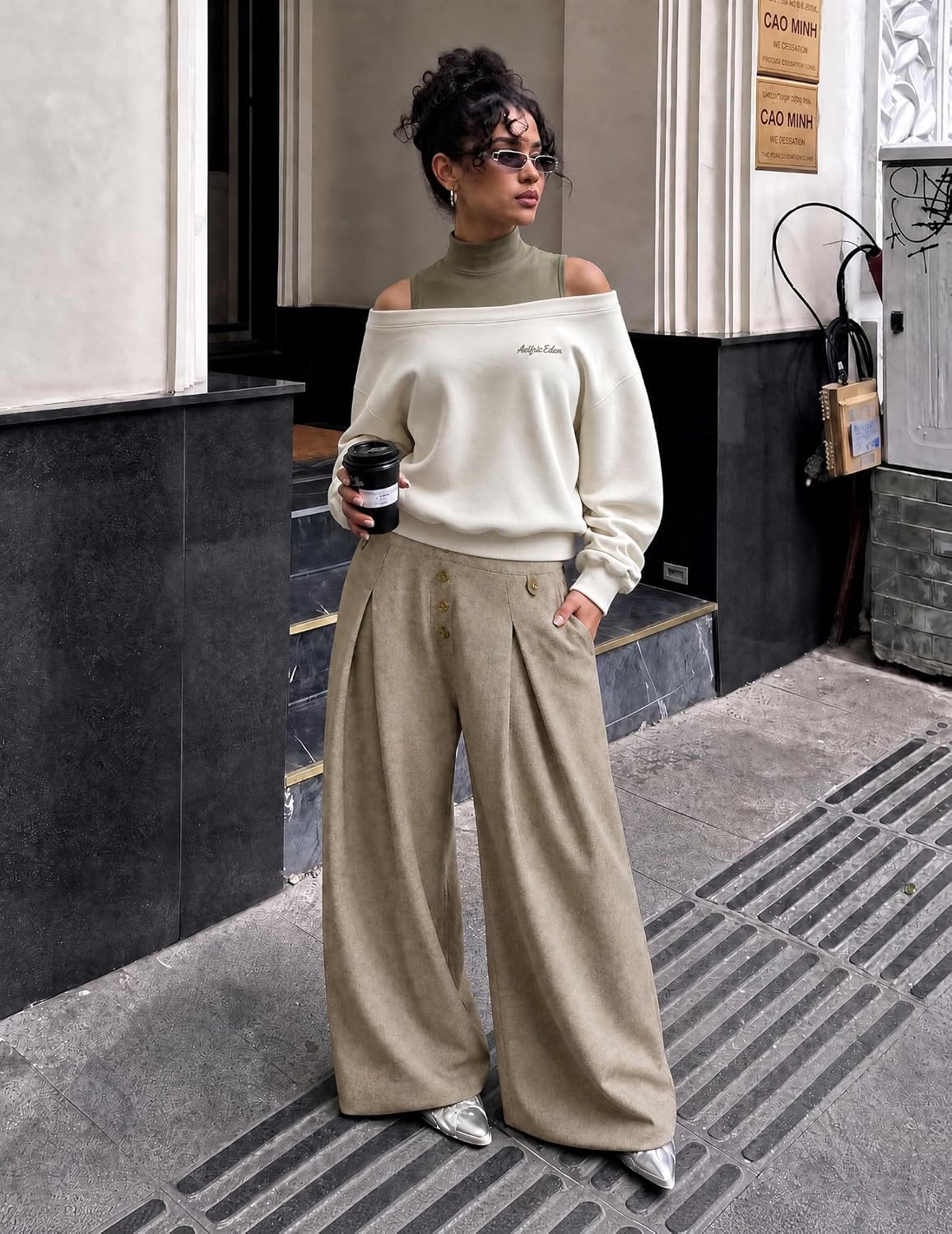 Detalle de Aelfric Eden Boxy Off-the-Shoulder Mock Neck Sweatshirt with Color-Block Detail