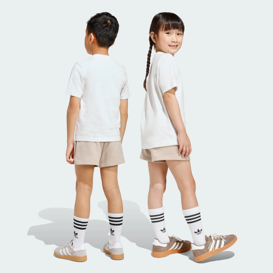 Detalle 2 de Conjunto camiseta y pantalón corto para niños de Adidas (beige)