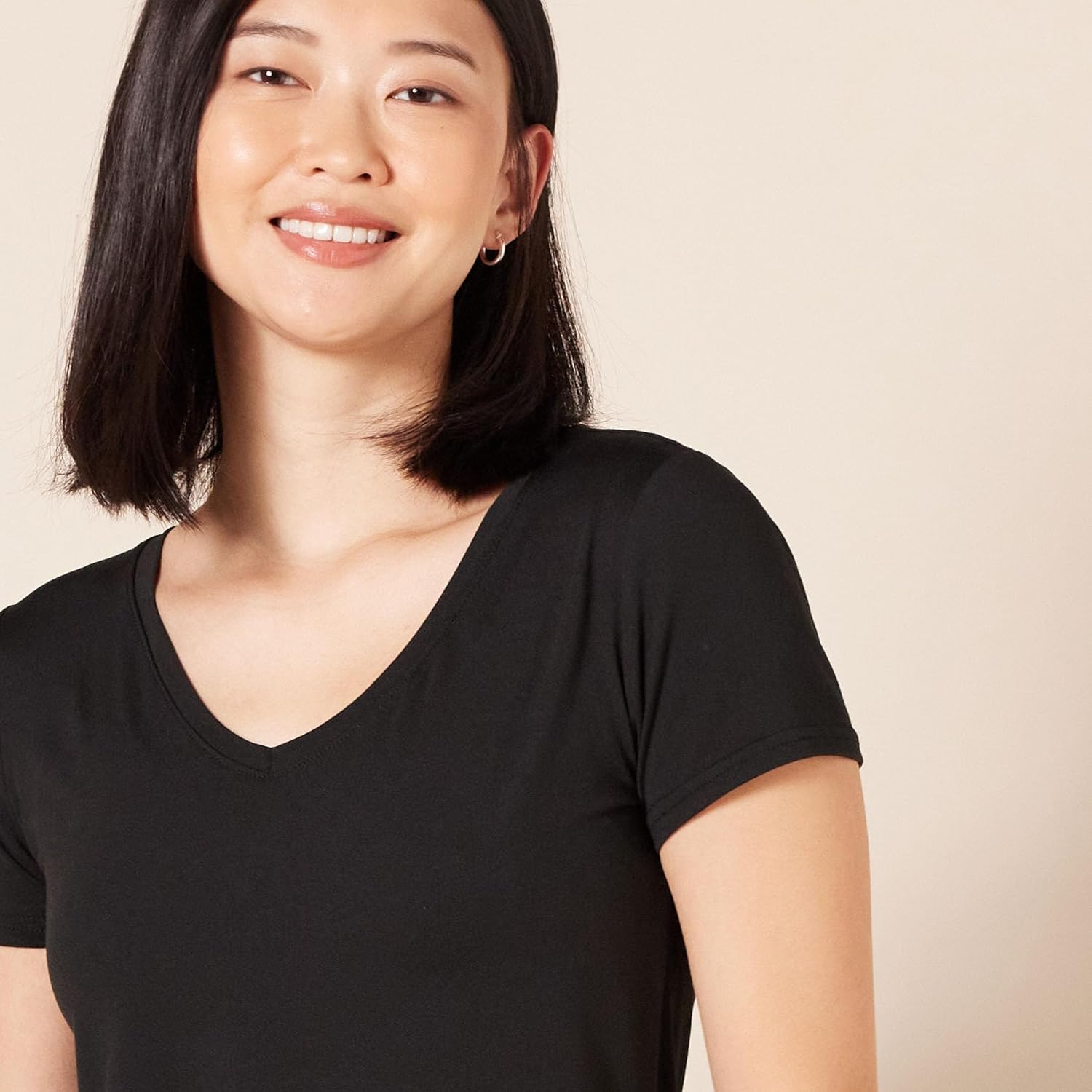 Thumbnail 4 de Amazon Essentials Women's Tech Stretch Short-Sleeve V-Neck T-Shirt (Discontinued Colours) – Multipack