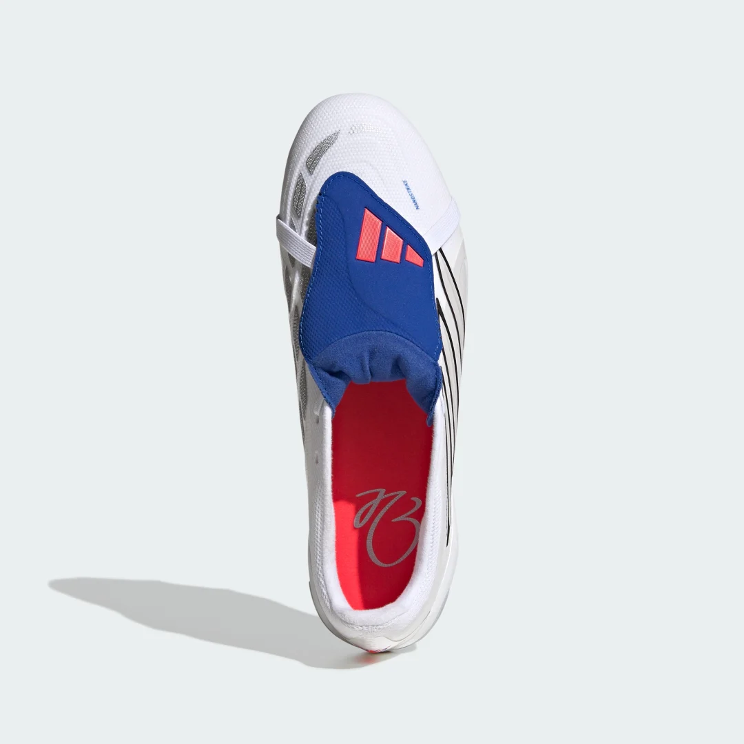 Detalle de Predator League de Adidas con lengüeta plegable para césped natural seco