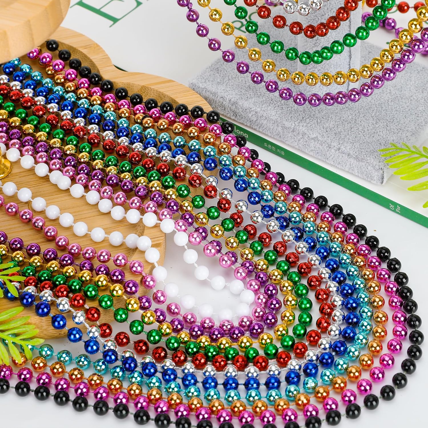 Detalle de Huskein 200PCS Mardi Gras Beads, 33-Inch Colorful Bead Necklaces Set