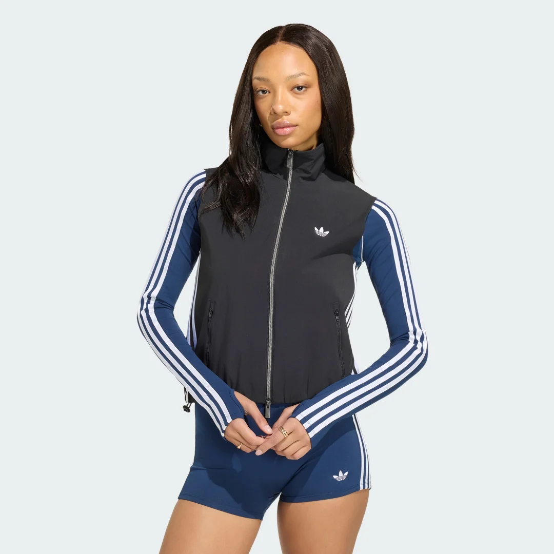 Detalle de SUDADERA SIN MANGAS ADILENIUM 5.0 de Adidas: comodidad en capas ligeras