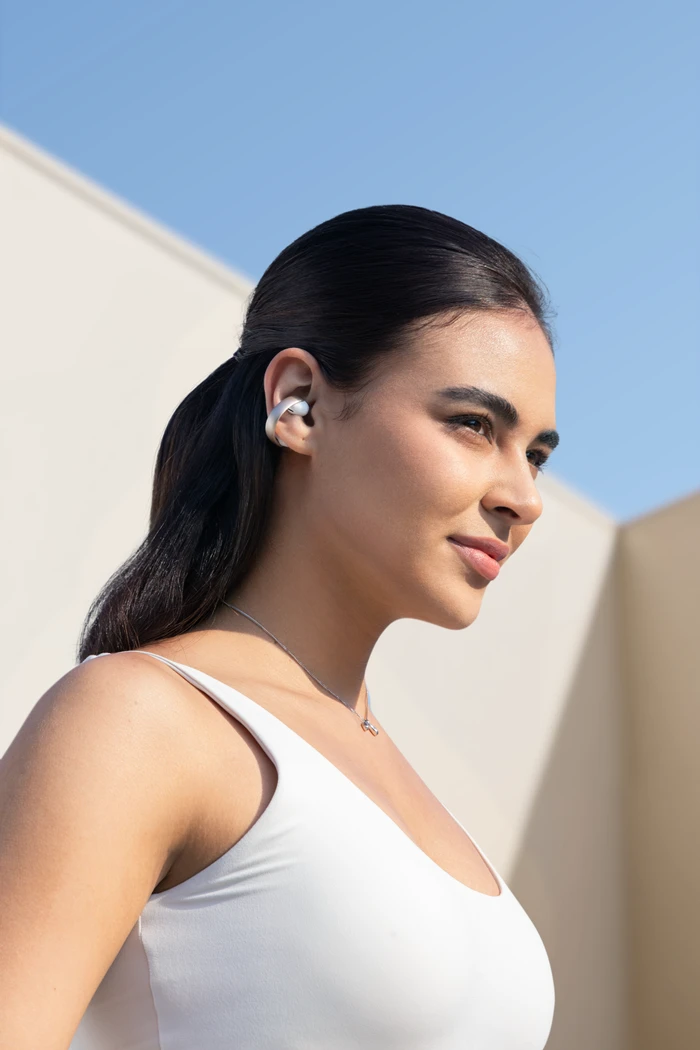 Detalle 2 de Soundcore AeroClip Weiß 3D Audio Kopfhörer