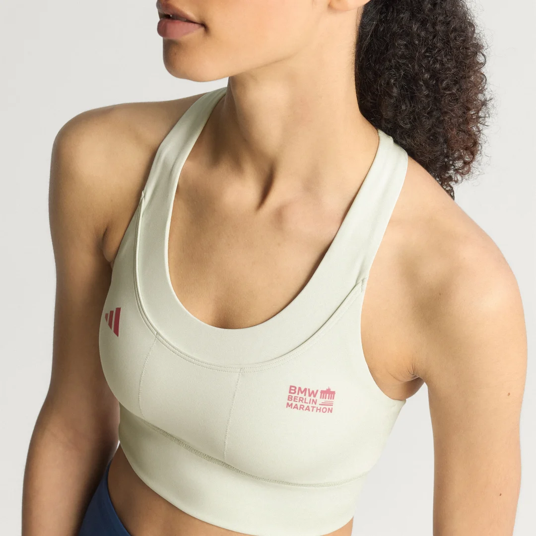 Detalle de Sujetador BMW Berlin-Marathon 2025 de Adidas: ¿merece la pena para tus tiradas largas?