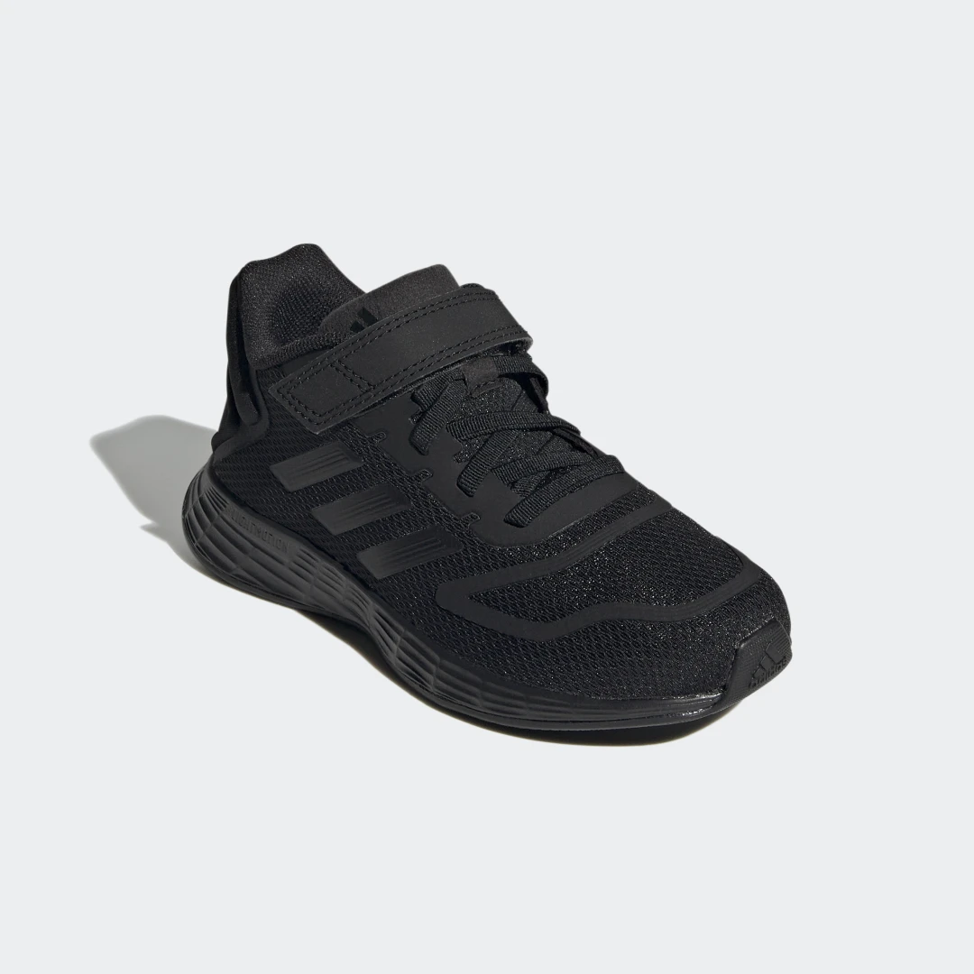 Detalle de Adidas Duramo 10: zapatilla negra versátil para el día a día