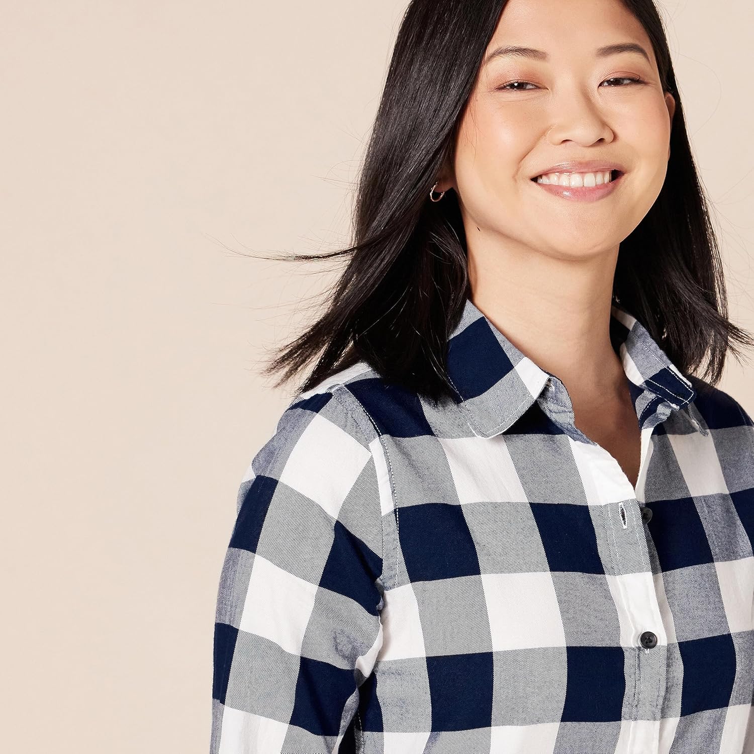 Detalle de Amazon Essentials Women's Regular-Fit Long-Sleeve Plaid Flannel Shirt
