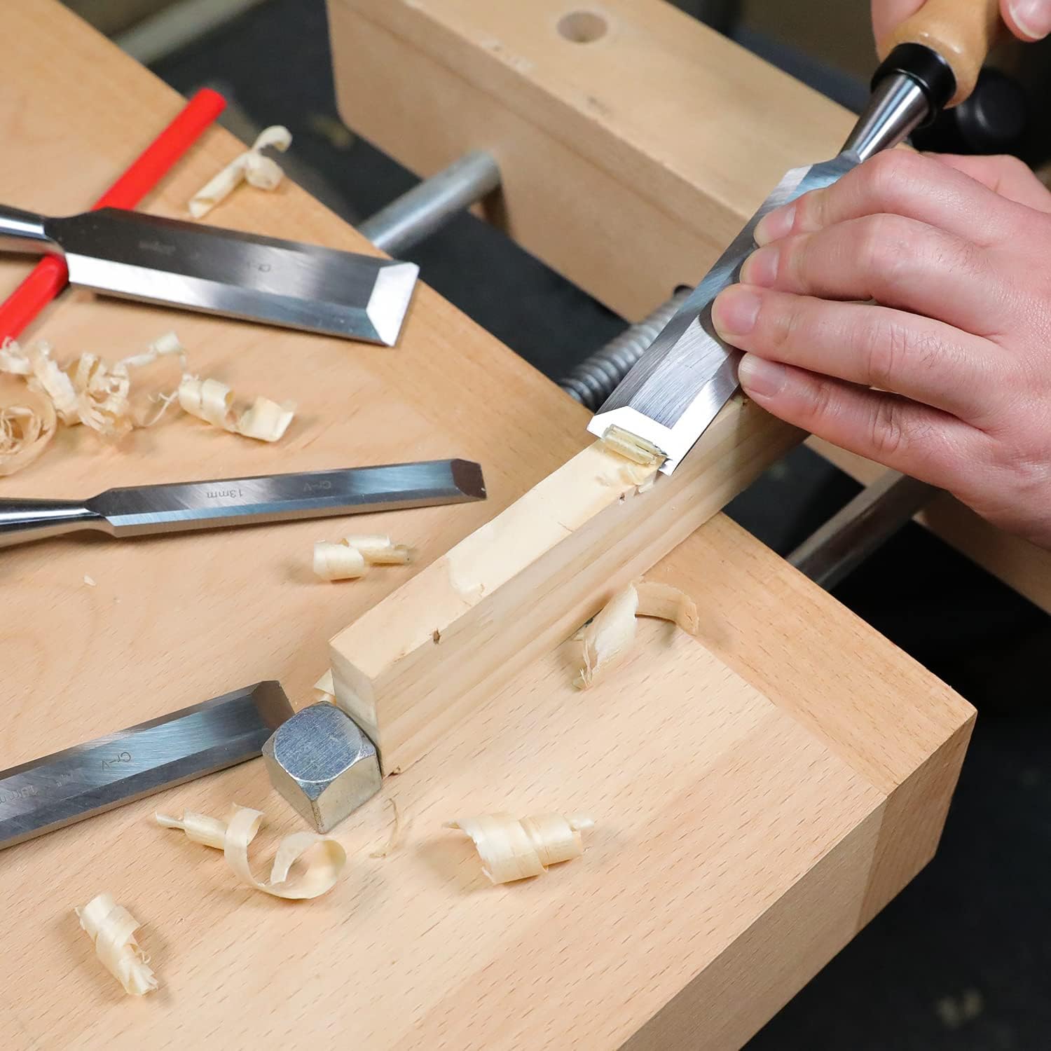 Thumbnail 5 de Amazon Basics 4-Piece Sturdy Chrome Vanadium Woodworking Chisel Set (½ to 1¼ inch) with Wooden Handles