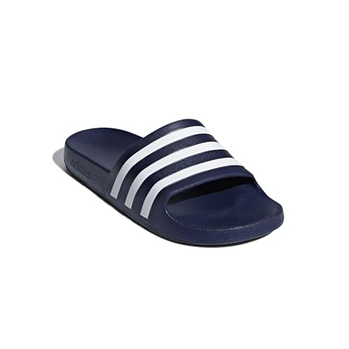 Detalle de Adilette Aqua Slides para adulto de Adidas – Dark Blue/Cloud White, 44.5 EU