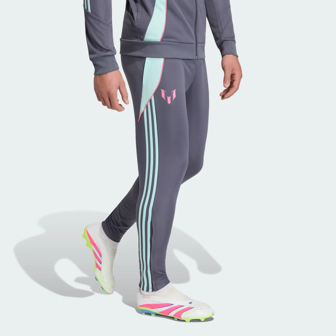 Detalle de Pantalón Messi de Adidas: gris, cómodo y versátil para el día a día
