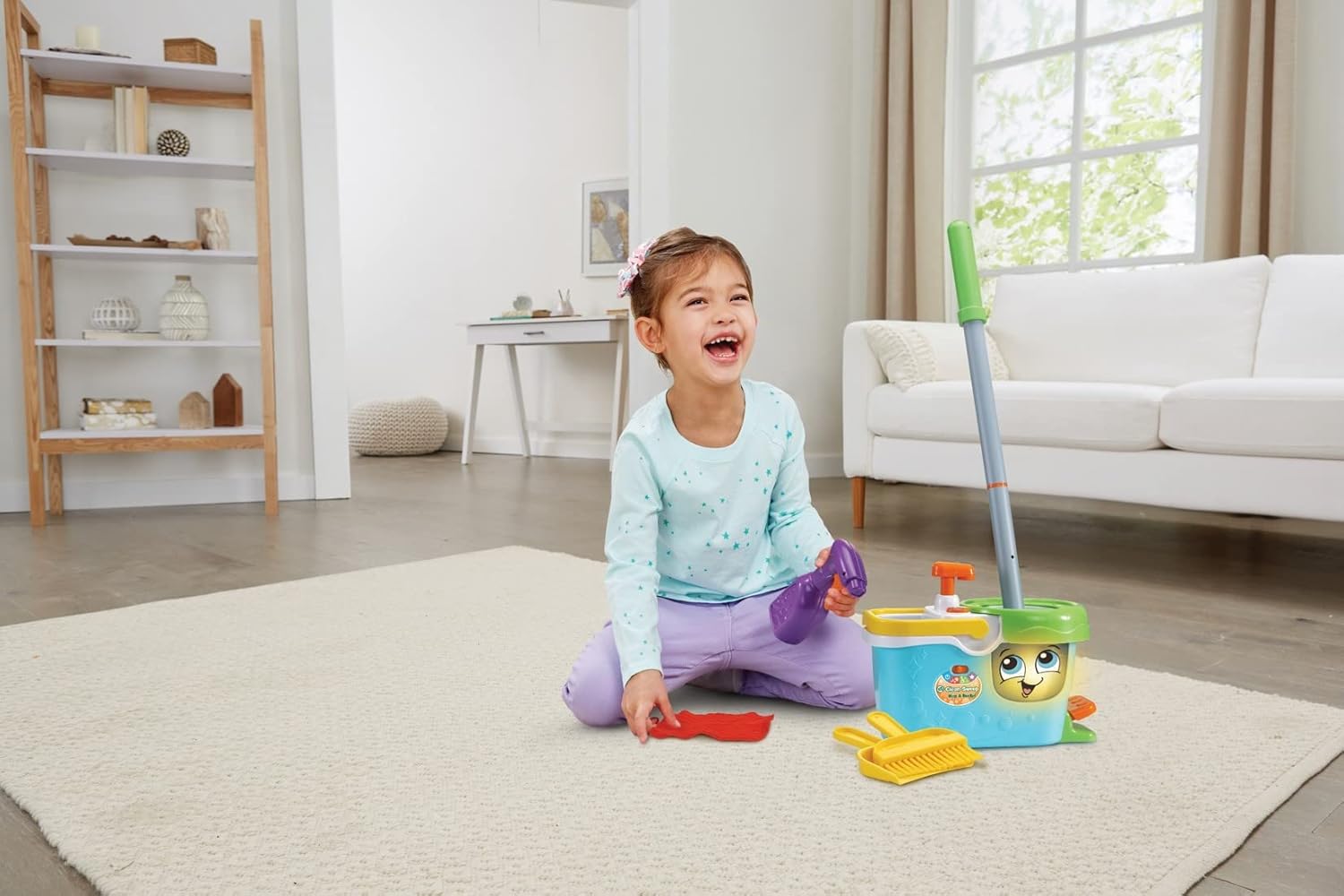 Detalle 2 de LeapFrog Clean Sweep Mop & Bucket interactive pretend play set (3–5 years)