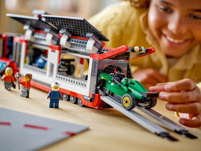 Thumbnail 9 de LEGO City 60445 F1 Transporter mit RB20 und AMR24 F1 Rennautos – 1086 Teile, ab 8 Jahren