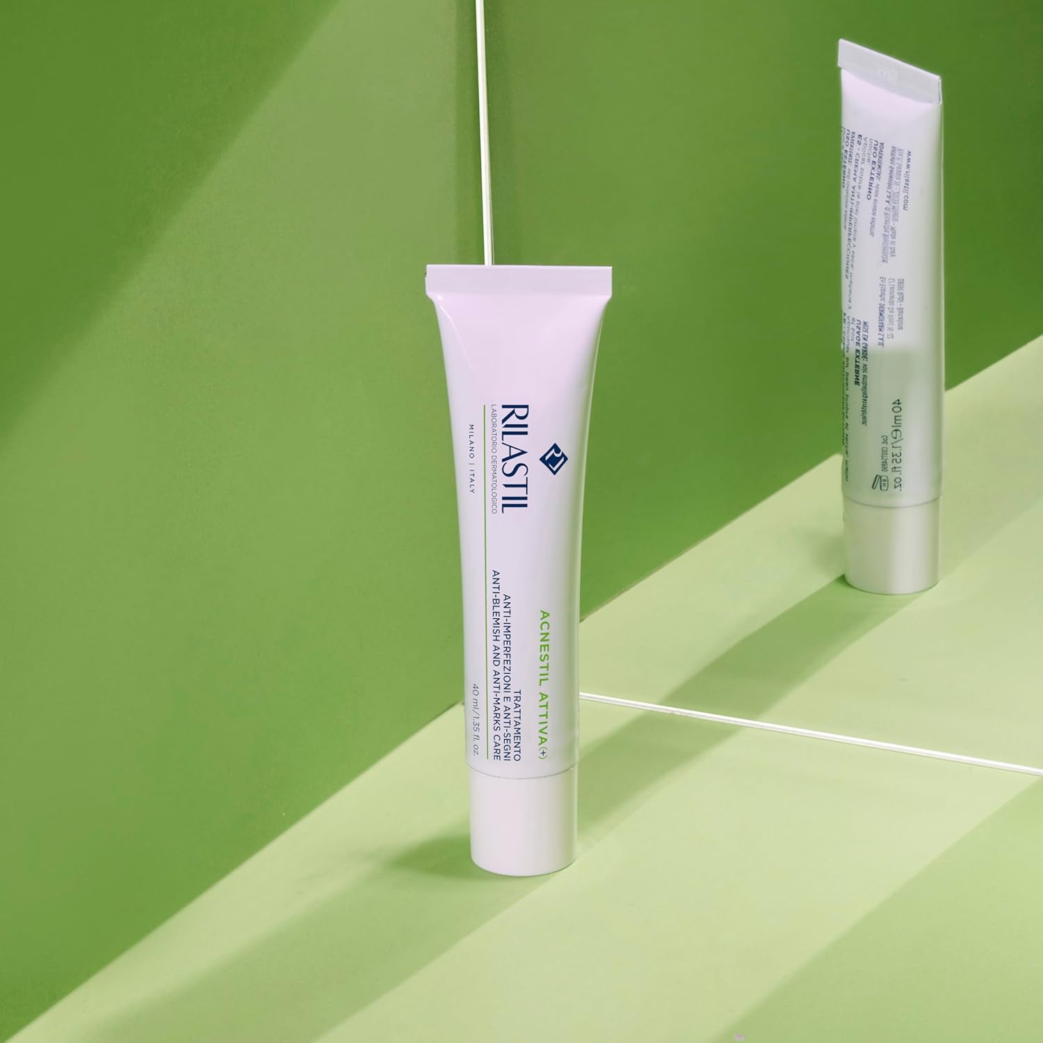 Detalle de Crema Attiva di ACNESTIL: trattamento sebo-normalizzante per pelli impure