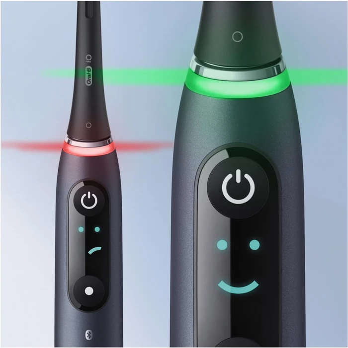 Detalle de Oral-B iO 9 Holiday Edition mit zusätzlichen Aufsteckbürsten – präzise Reinigung und KI-Feedback