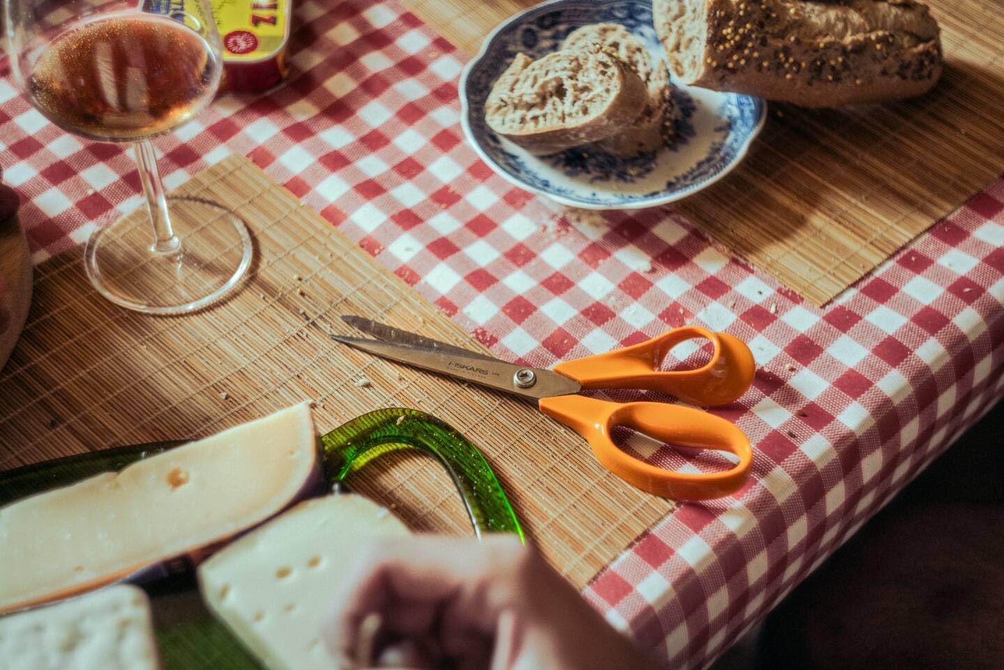 Detalle 2 de Fiskars Classic 1075031 – uniwersalne nożyczki kuchenne 21 cm, stal nierdzewna