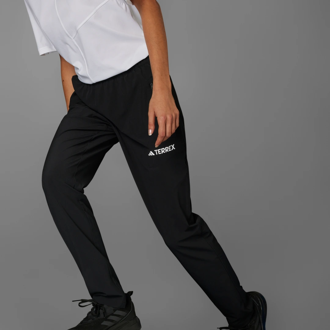 Detalle de Pantalón elástico Multi Essentials de Adidas - Negro