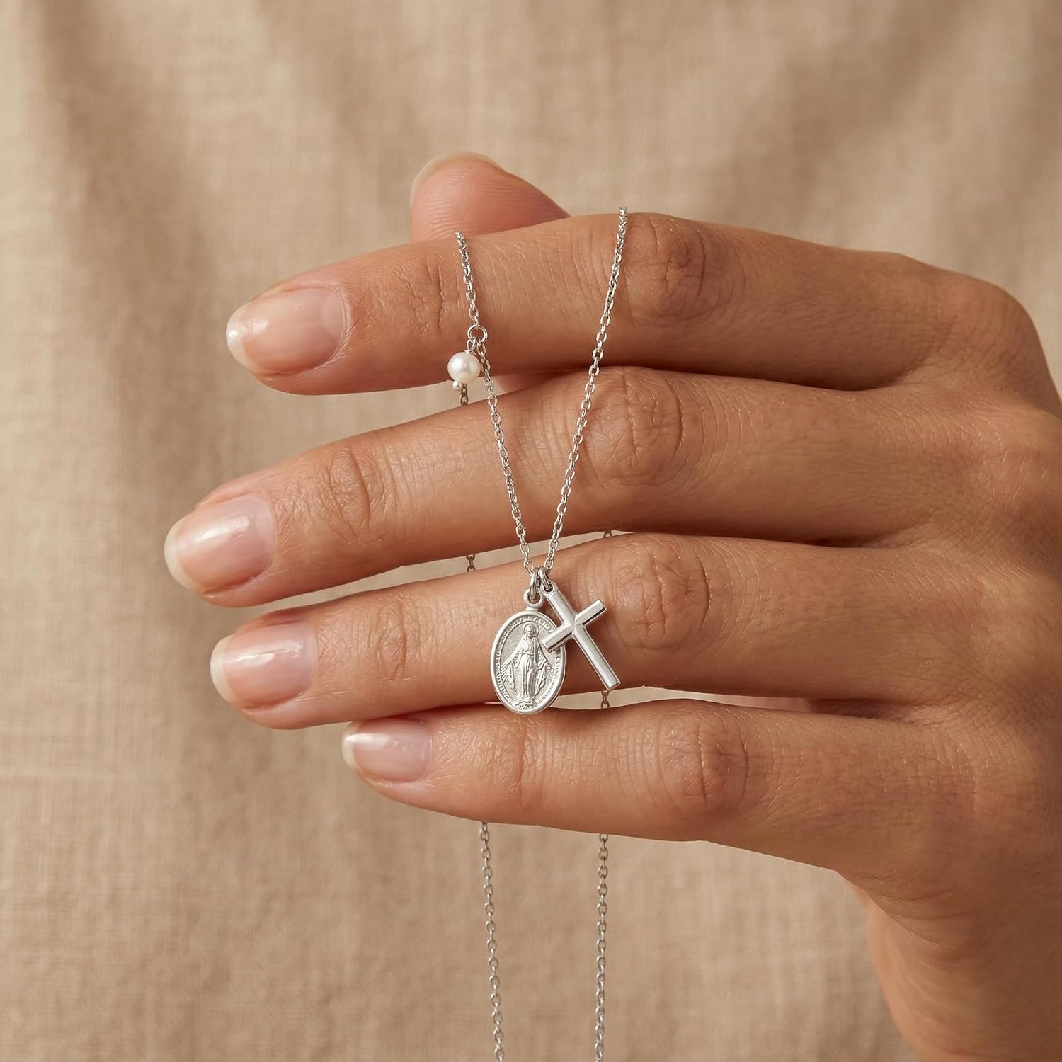 Detalle de Engelsrufer Damen Halskette aus Sterling Silber mit Kreuz- und Maria-Anhänger, Muschelperle, verstellbar 40–44 cm, nickelfrei