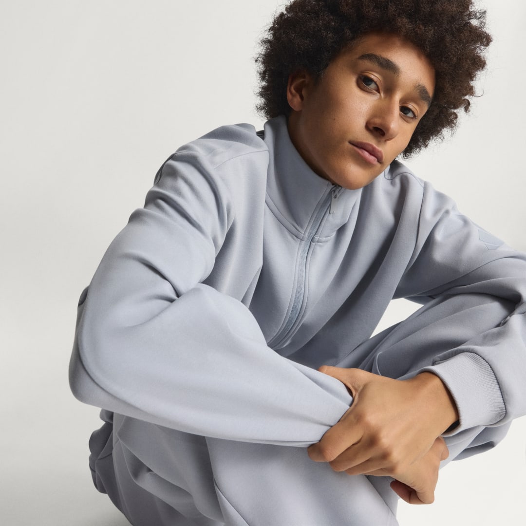 Detalle de CHAQUETA DEPORTIVA SOFT LUX de Adidas — versátil y cómoda en gris